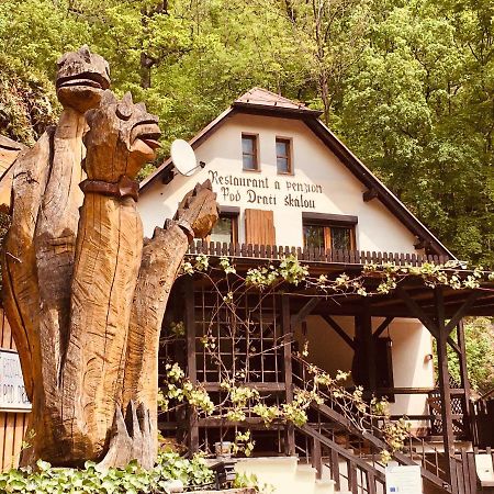Restaurant A Penzion Pod Draci Skalou Karlštejn Exteriör bild