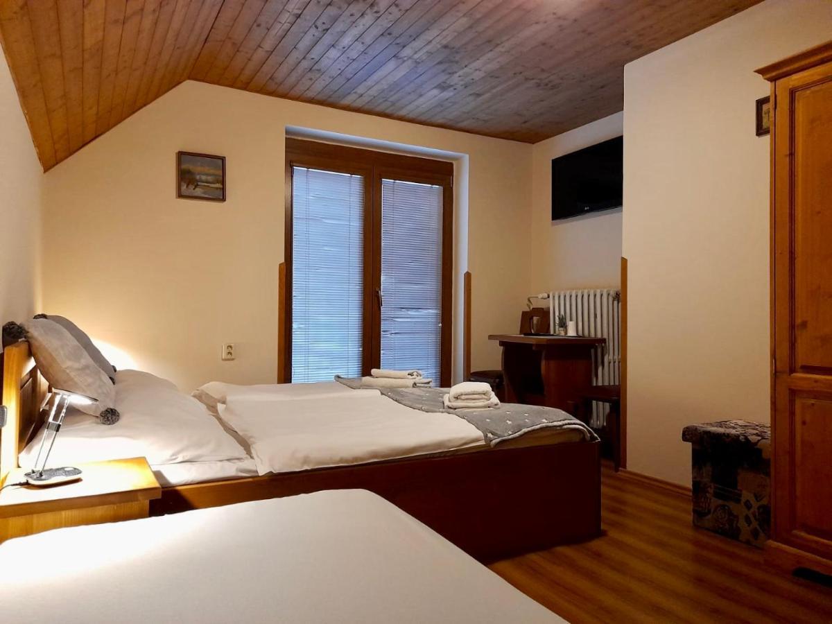 Restaurant A Penzion Pod Draci Skalou Karlštejn Exteriör bild