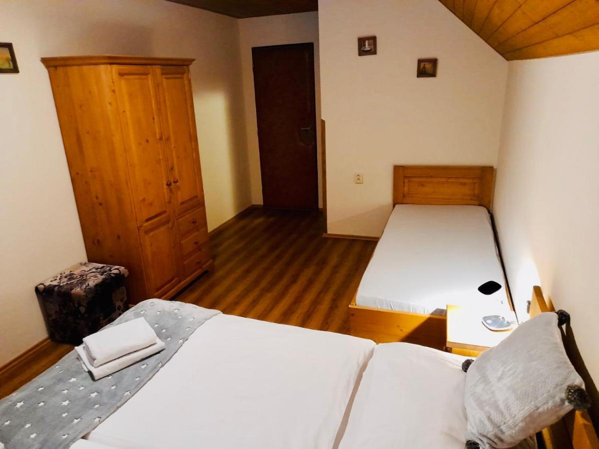 Restaurant A Penzion Pod Draci Skalou Karlštejn Exteriör bild