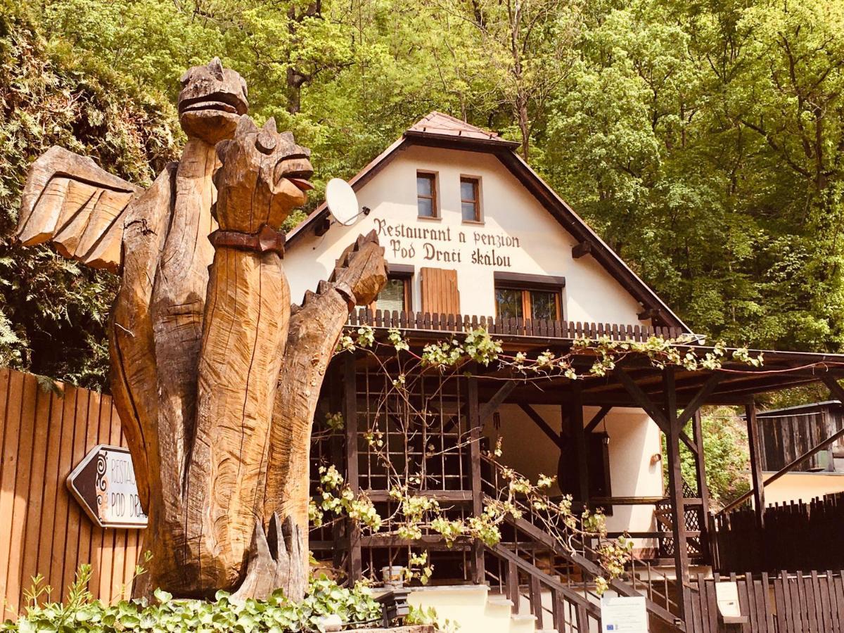 Restaurant A Penzion Pod Draci Skalou Karlštejn Exteriör bild