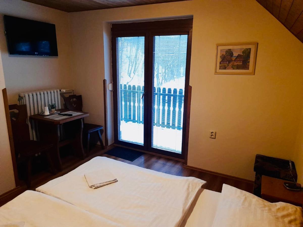 Restaurant A Penzion Pod Draci Skalou Karlštejn Exteriör bild