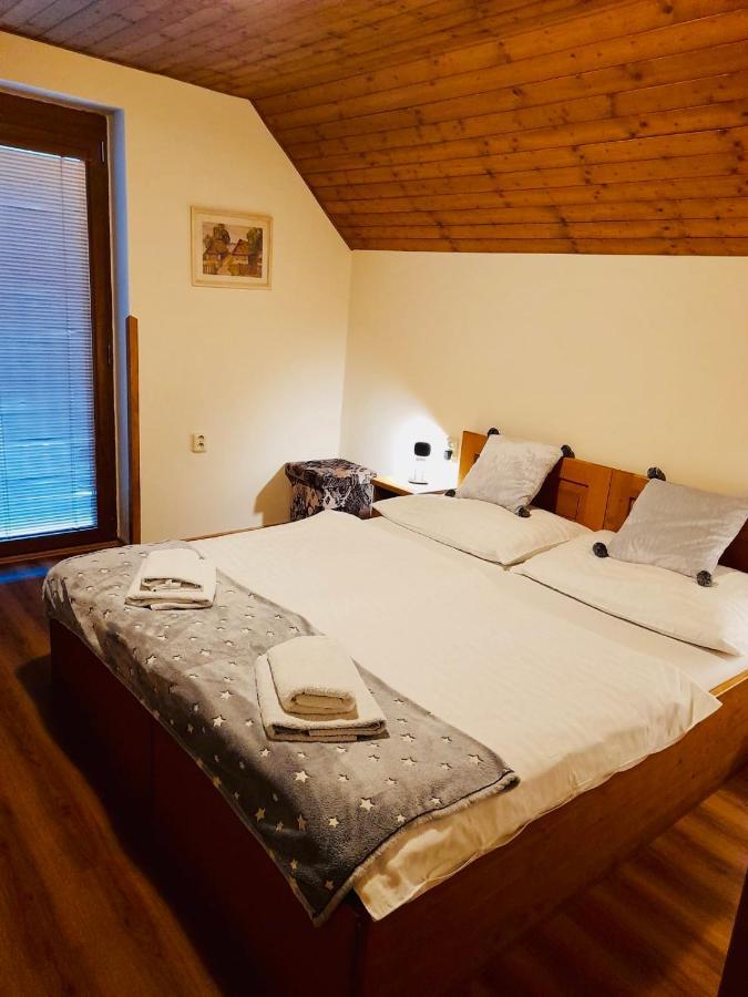 Restaurant A Penzion Pod Draci Skalou Karlštejn Exteriör bild