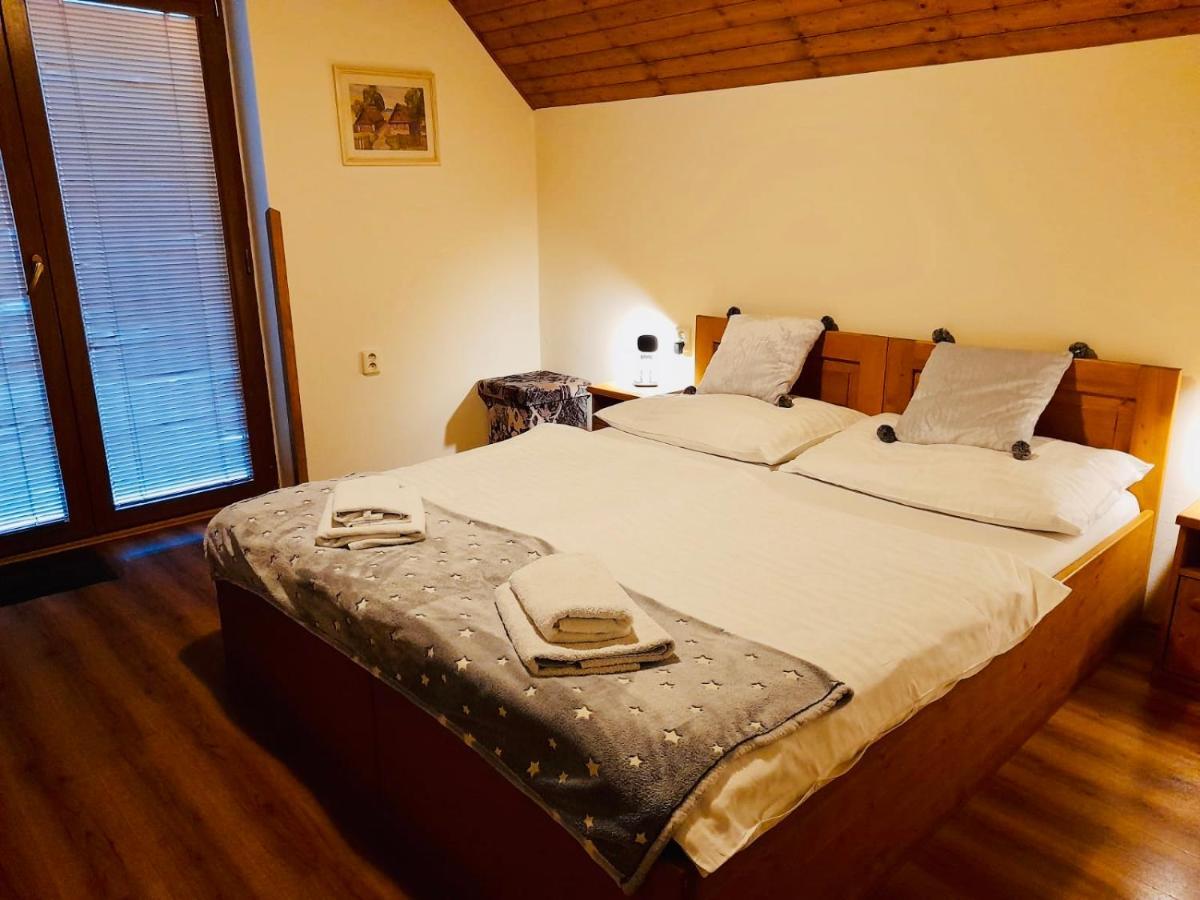 Restaurant A Penzion Pod Draci Skalou Karlštejn Exteriör bild