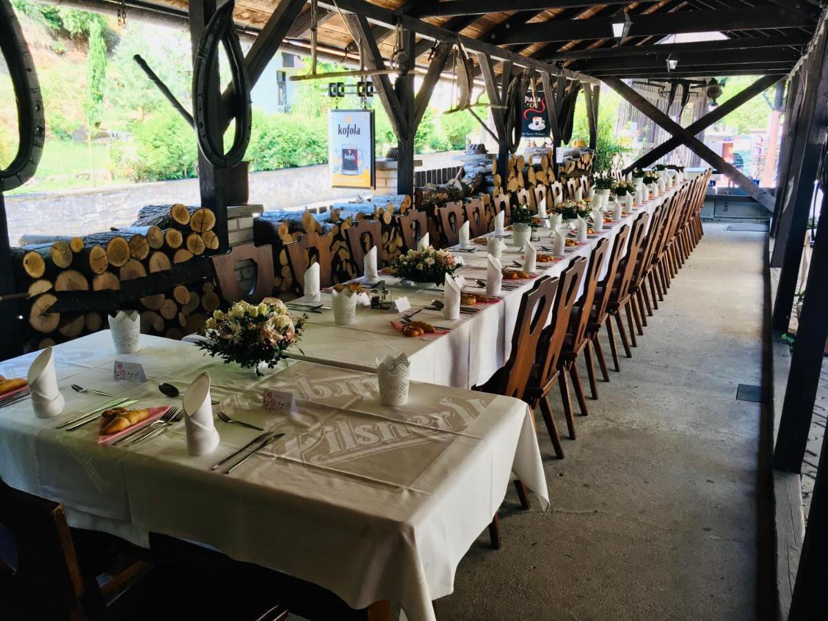 Restaurant A Penzion Pod Draci Skalou Karlštejn Exteriör bild