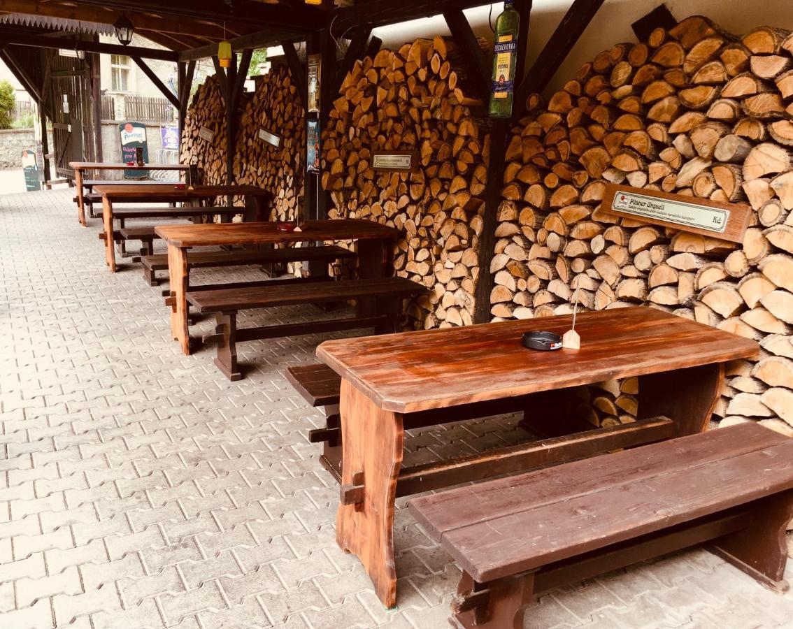 Restaurant A Penzion Pod Draci Skalou Karlštejn Exteriör bild