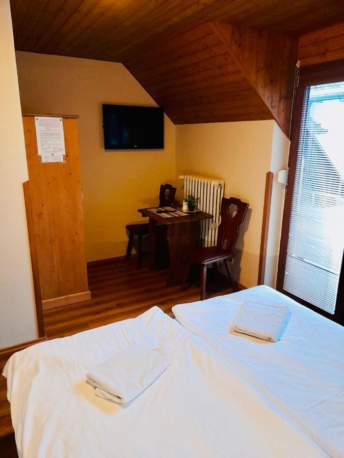 Restaurant A Penzion Pod Draci Skalou Karlštejn Exteriör bild