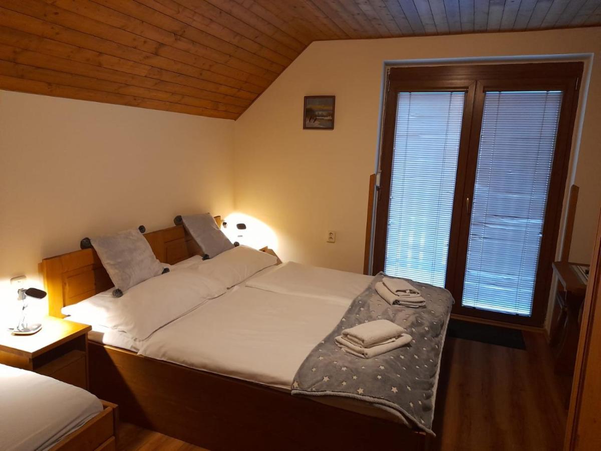 Restaurant A Penzion Pod Draci Skalou Karlštejn Exteriör bild