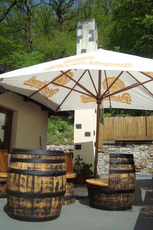 Restaurant A Penzion Pod Draci Skalou Karlštejn Rum bild