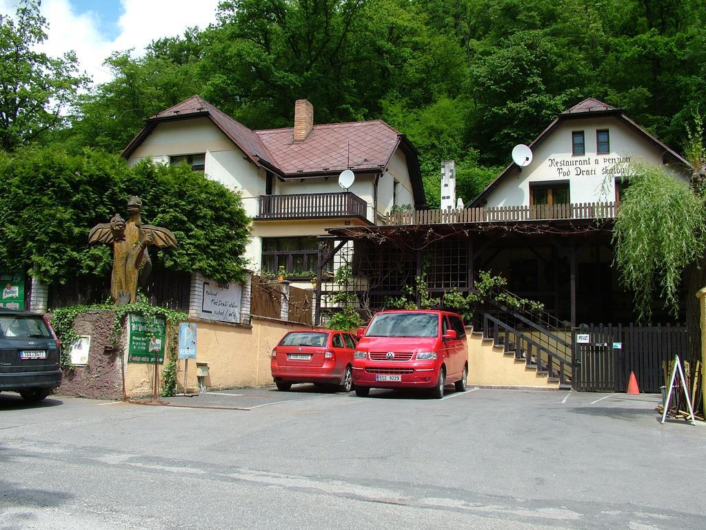 Restaurant A Penzion Pod Draci Skalou Karlštejn Exteriör bild